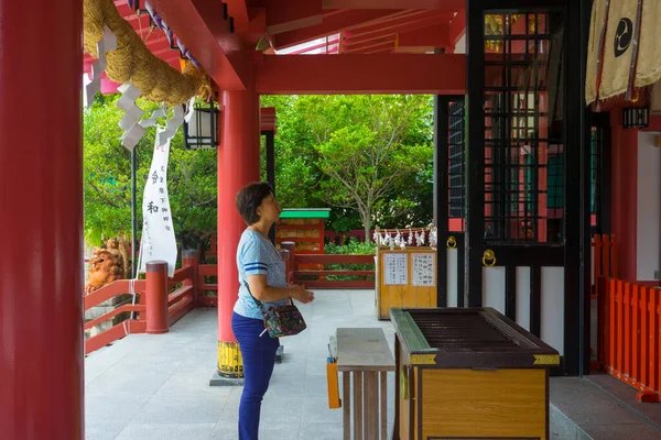 Okinawa Japan Juni 2019 Ongeïdentificeerde Mensen Bidden Naminoue Shrine Naha — Stockfoto