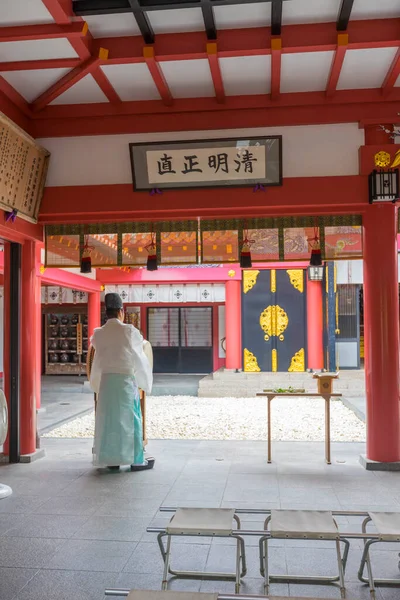 2019年6月8日 未確認の人々が6月8日に沖縄県那覇市の波の上神社で祈る — ストック写真