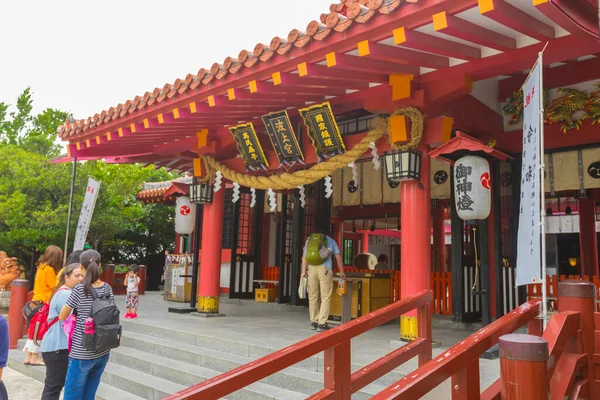 Окинава Япония Июня 2019 Года Неизвестные Молятся Святилище Наминоуэ Наха — стоковое фото