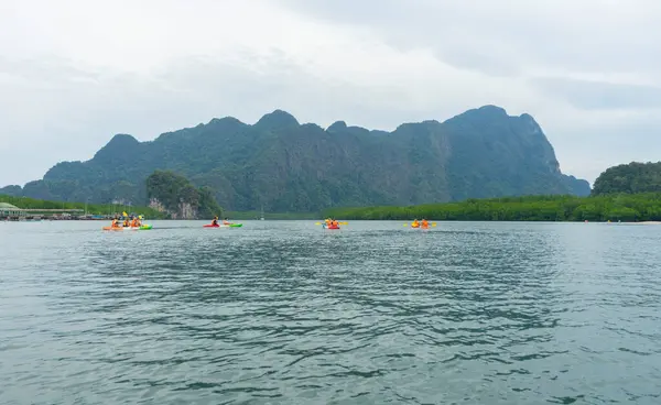 Grupa Turystów Spływających Kajakiem Tha Lane Krabi Tajlandia — Zdjęcie stockowe