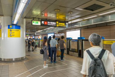 TAIPEI, TAIWAN - 6 Ağustos 2018 'de Taipei, Tayvan' da birçok insan treni bekliyor.