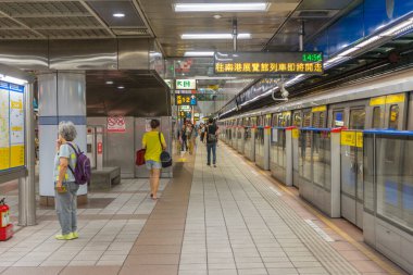 TAIPEI, TAIWAN - 6 Ağustos 2018 'de Taipei, Tayvan' da birçok insan treni bekliyor.