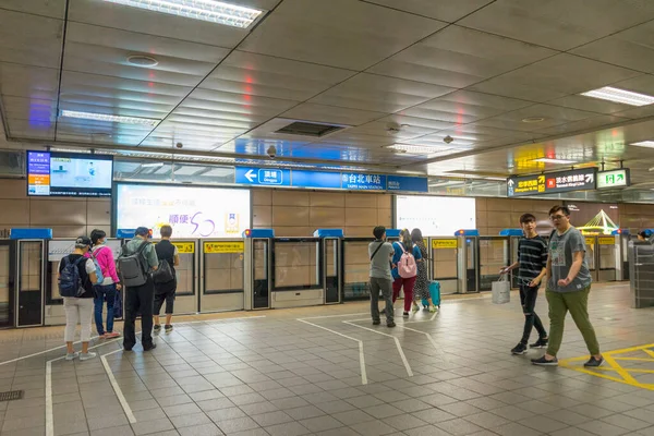 Taipei Taiwan Ago 2018 Muitas Pessoas Esperando Trem Estação Principal — Fotografia de Stock