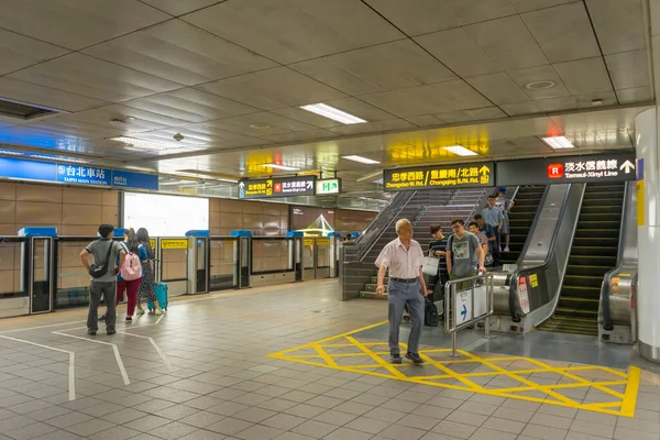 Taipei Taiwan Ago 2018 Muitas Pessoas Esperando Trem Estação Principal — Fotografia de Stock