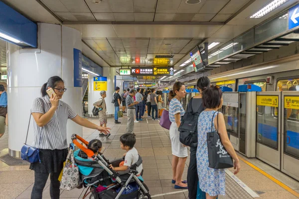 Тайпей Тайван Августа 2018 Года Многие Люди Ждут Поезда Центральном — стоковое фото