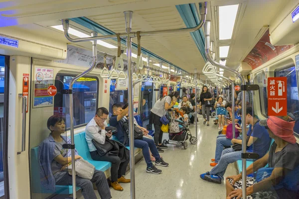 Taipei Taiwan Agosto 2018 Pessoas Não Identificadas Viajam Trem Estação — Fotografia de Stock