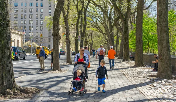 Nowy Jork Usa Kwietnia 2018 Ludzie Chodzący Pieszo Pomiędzy Aleją — Zdjęcie stockowe