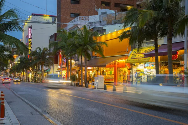 Okinawa, Japonya - 10 Haziran 2019: 10 Haziran 2019 'da Japonya' nın Naha kentindeki Kokusai Dori Alışveriş Sokağı 'nın akşam ışığı manzarası.
