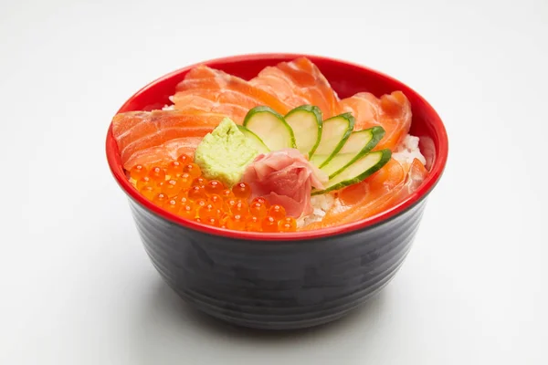 Zalm Donburi Rauwe Zalm Gekookte Rijst Witte Achtergrond — Stockfoto