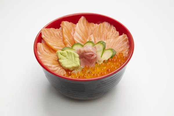 白を基調とした炊き込みご飯の上に生鮭丼 — ストック写真
