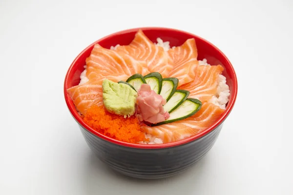 白を基調とした炊き込みご飯の上に生鮭丼 — ストック写真