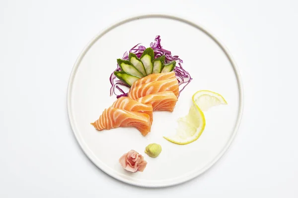 生の鮭や切り身の鮭 白を基調とした皿の中の鮭刺身 — ストック写真