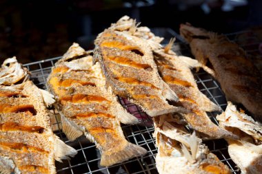 Tilapia balığı yiyecek tezgahında kızartılmış.