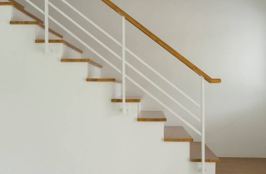 Çağdaş ahşap merdiven. İç taraftaki ahşap merdivenler. Merdivenler iniyor..