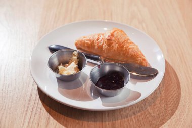 Kahvaltı görüntüsünü kruvasan ve reçelle kapat.