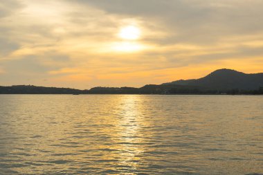 Phuket Andaman 'da güzel gün batımı ve yansıması Tayland denizi