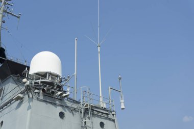Radar savaş gemisi ve mavi gökyüzü arka plan üzerinde