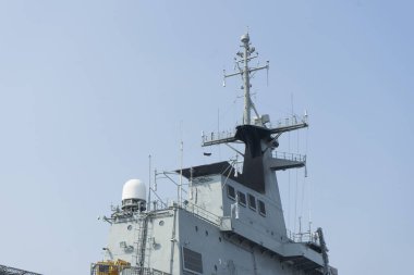 Radar savaş gemisi ve mavi gökyüzü arka plan üzerinde