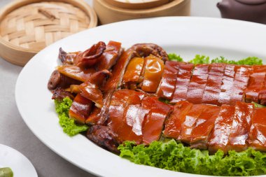 Lezzetli Altın Kızarmış Barbekü Suckling domuzu masada. Kanton Biçimi.