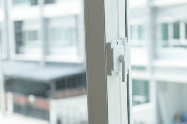 Kilitli plastik pencere, dışarıya bak..