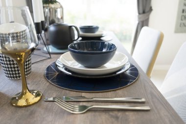 Masa kurulumu, akşam yemeği servisi.  