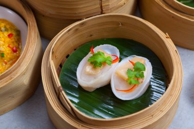 Pirinç ve sebzeli buğulanmış hamur köftesi.