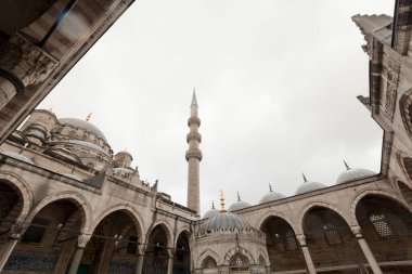 İSTANBUL, TURKEY - 30 Aralık 2015 İstanbul, Türkiye 'deki Süleyman Camii' nin avlusu. Süleyman Camii şehrin en büyük camii ve İstanbul 'un en tanınmış camilerinden biridir..