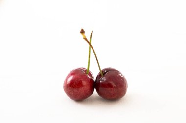 beyaz arkaplanda izole kirazlar