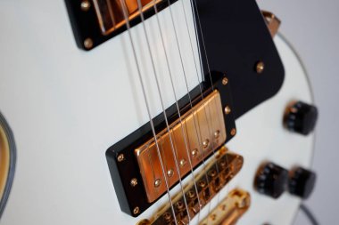 Elektro gitarın yakın plan görüntüsü..
