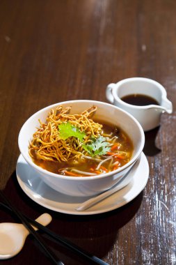 Lezzetli baharatlı çorbaya yakın.