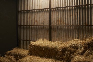 Çinko duvarlı ahır evindeki saman yığınları