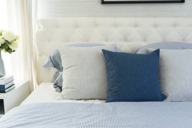 Yatağında yastıklar olan modern bir yatak odası.