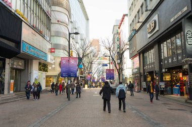 SEOUL, Güney Kore - 31 Aralık 2017: 31 Aralık 2017 'de Güney Kore' nin Seul kentindeki Myeongdong sokak pazarında insanlar alışveriş yapıyor ve yürüyor.
