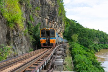 Tren, Kanchanaburi, Tayland, Tayland 'daki meşhur Ölüm Demiryolu' ndan geçiyor.