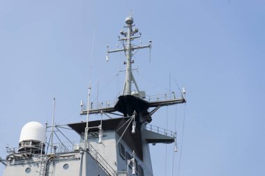 Chonburi, Tayland - 10 Şubat 2018: HTMS Chakri Naruebet gemisini ziyaret eden insanlar 10 Şubat 2018 tarihinde Chonburi, Tayland. Burası Tayland savaş gemisi.. 