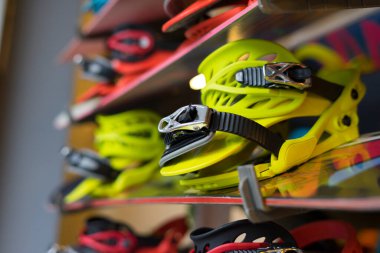 Kayak dükkanında bir sürü snowboard ekipmanı var.