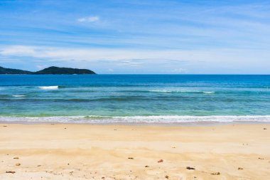 Laem Sala plajının beyaz kumsalı. Tayland 'daki Kuru kireçtaşı tepelerinin üç tarafında yer alıyor..