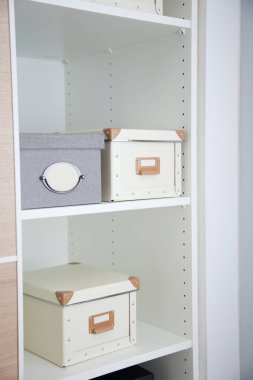 Rafları ve kutuları olan bir odanın modern iç tasarımı