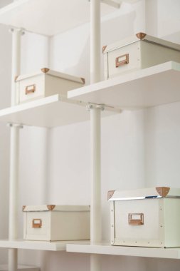 Rafları ve kutuları olan bir odanın modern iç tasarımı