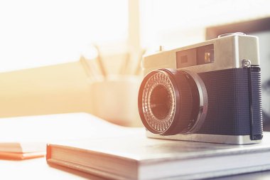 Masanın üzerinde eski model bir kamera var.