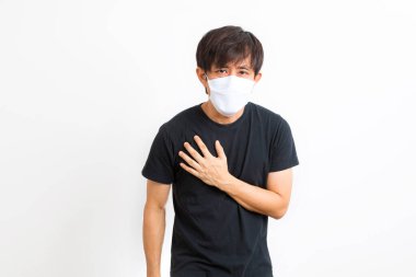 Beyaz arka planda siyah tişört ve maske giyen orta yaşlı hasta bir Asyalı.