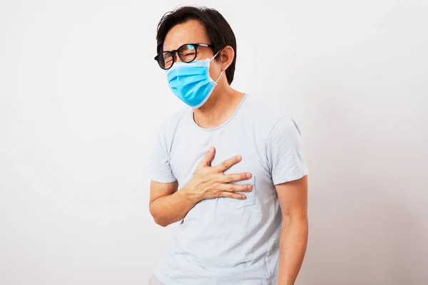 Stilig Medelålders Asiatisk Man Casual Vit Shirt Ansiktsmask Och Glasögon — Stockfoto