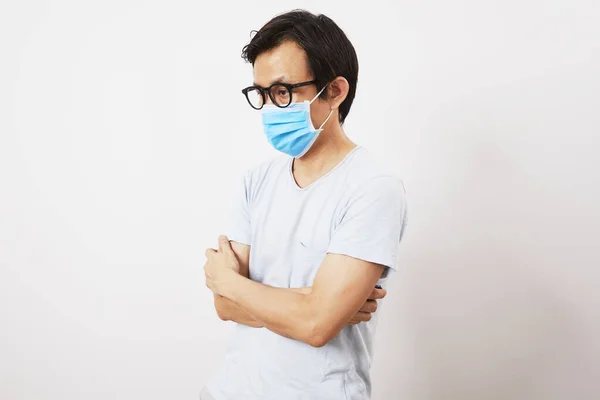 Stilig Medelålders Asiatisk Man Casual Vit Shirt Glasögon Och Mask — Stockfoto