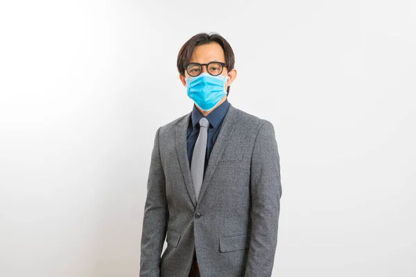 Vuxen Stilig Asiatisk Affärsman Glasögon Och Mask Stående Och Tittar — Stockfoto