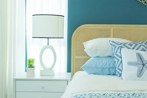 현대의 고전적 침실에 민족적 위에는 램프가 위에는 — 스톡 사진
