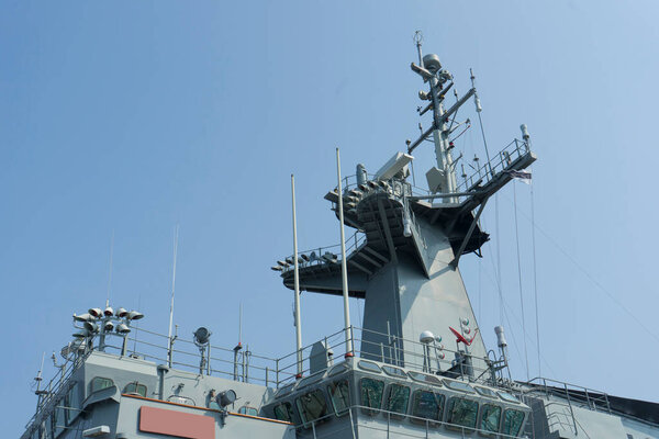 Боевой корабль FAST FRIGATE FF был показан туристам для посещения на военно-морской базе Sattahip в Чонбури, Таиланд.