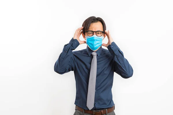 Dospělý Pohledný Asijský Podnikatel Brýlích Obličejová Maska Bílém Pozadí — Stock fotografie