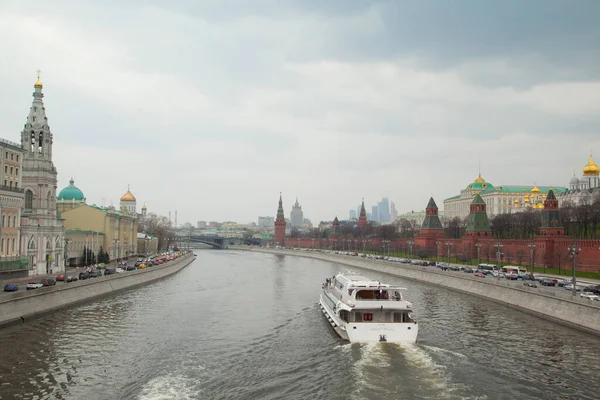 Moscow Rússia Abril Embankment Moskva River Kremlin April 2016 Moscow — Fotografia de Stock