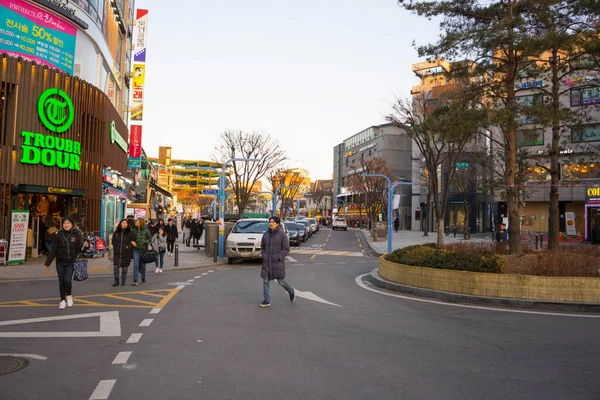 2017年12月31日 12月31日 韩国大学红台市购物街的暮色景观 — 图库照片