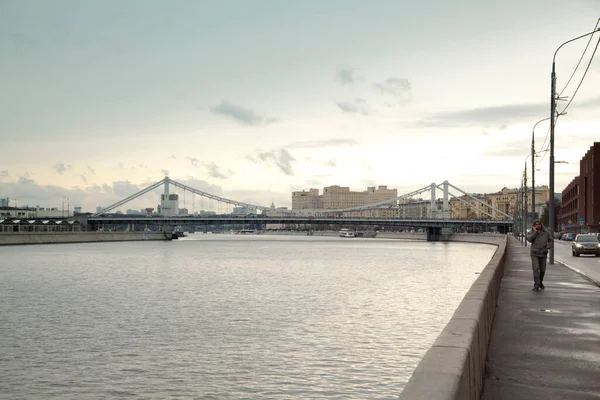 Rusya Moskova Bulutlu Bir Günde Krimsky Köprüsü — Stok fotoğraf